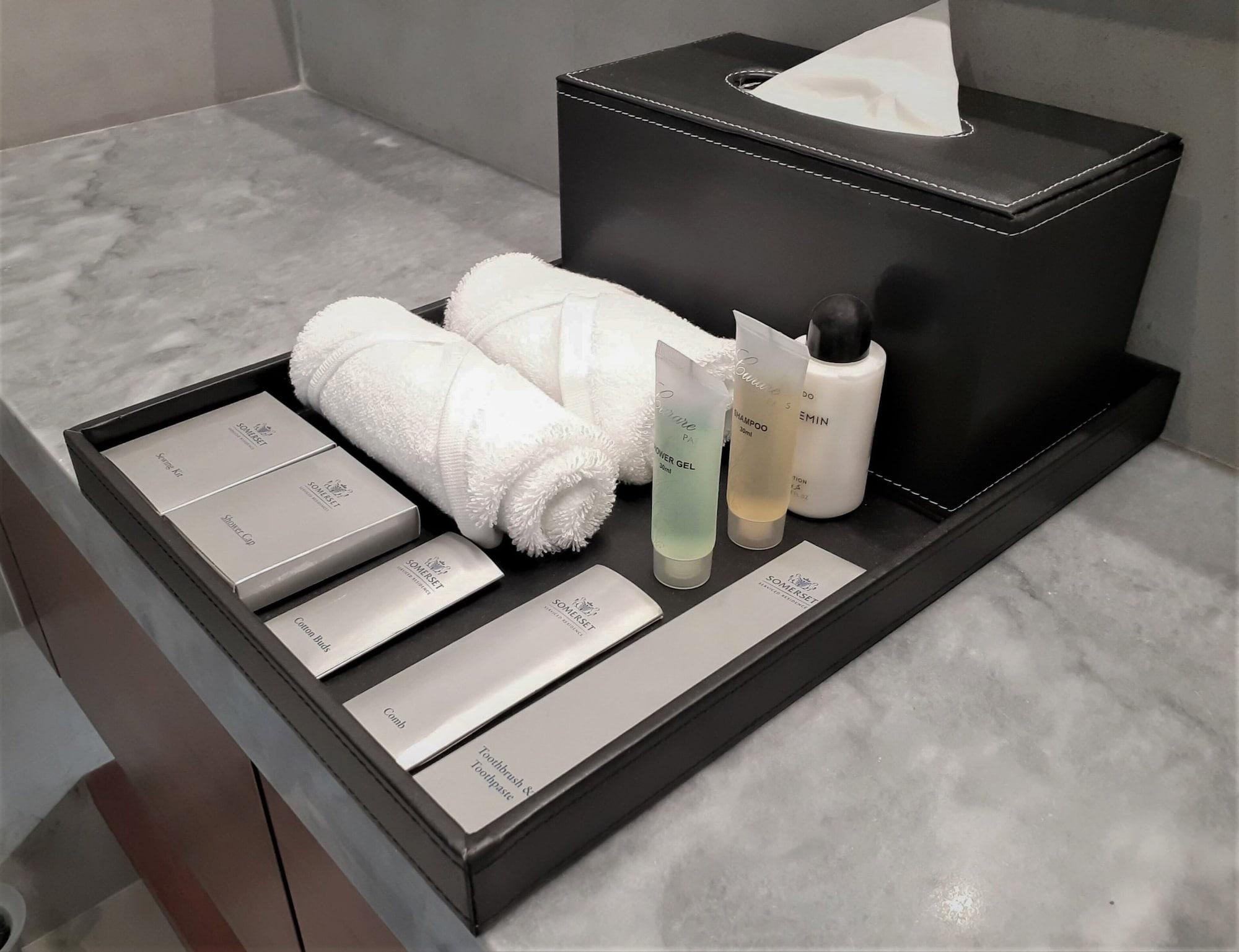 Somerset West Bay Доха Екстер'єр фото A bathroom amenity tray