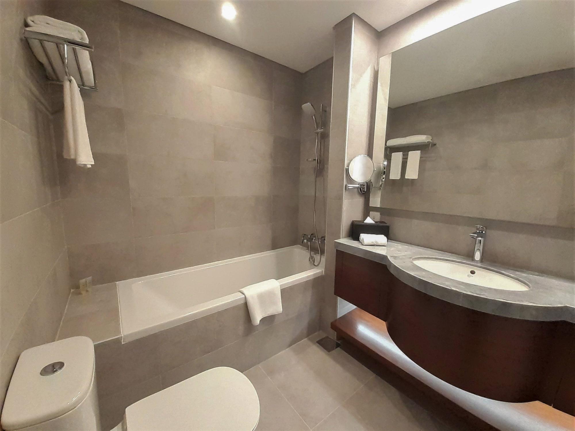 Somerset West Bay Доха Екстер'єр фото Bathroom of a hotel room