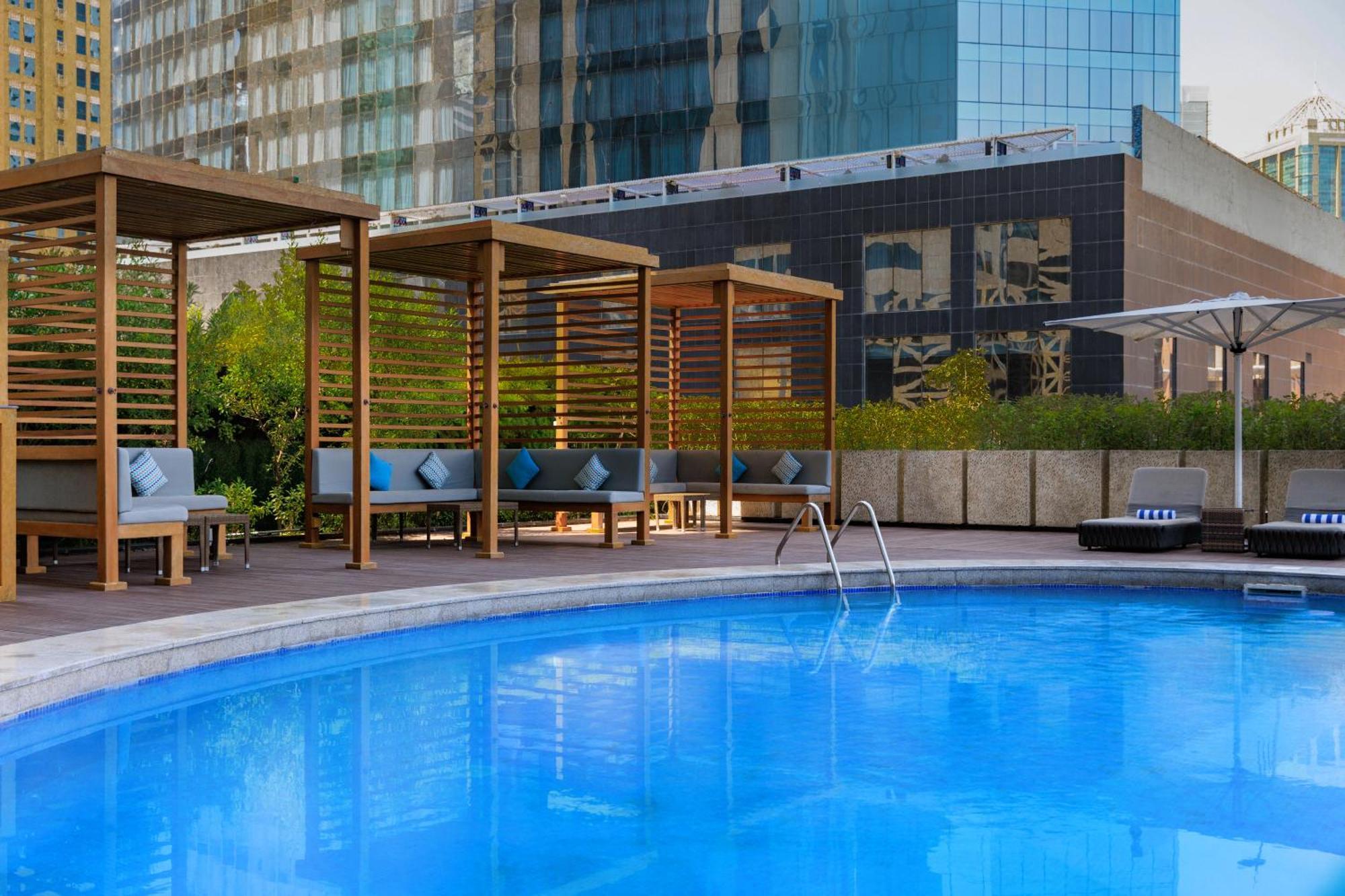 Somerset West Bay Доха Екстер'єр фото The swimming pool at the hotel