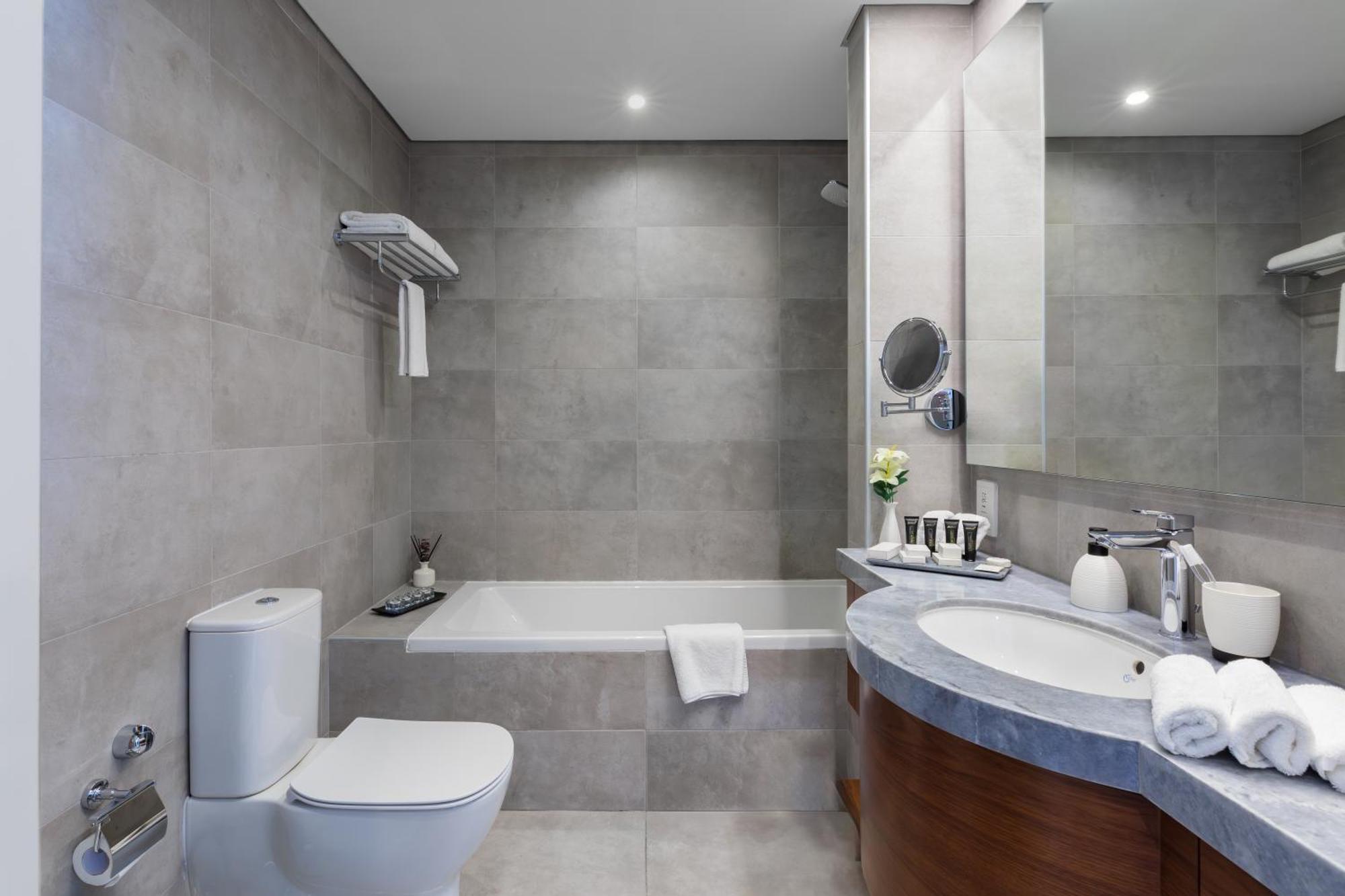 Somerset West Bay Доха Екстер'єр фото Bathroom